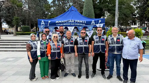 Anahtar Parti’den Aşure İkramı