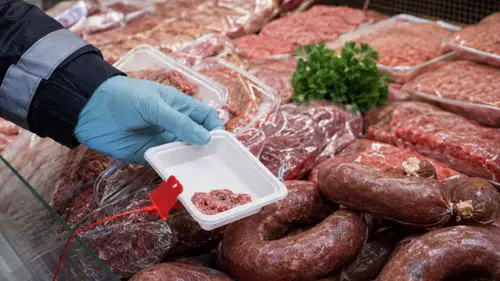 Ünlü sucuk ve kıyma ürünlerinde tek tırnaklı et çıktı