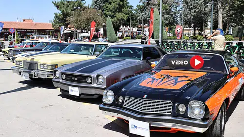 Klasik Otomobiller Meydana Renk Kattı