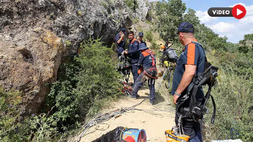 Define İçin Girdi, Hala Çıkamadı