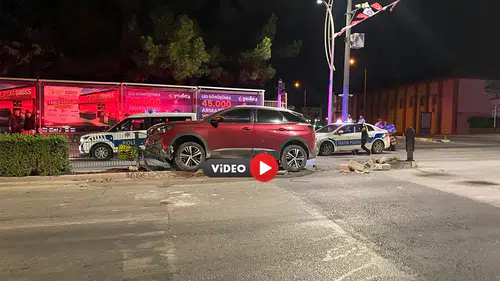 Otomobil Sinyalizasyon Direğine Daldı: 1 Yaralı