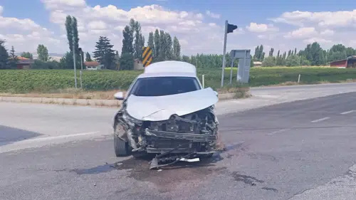 Pikap ile Otomobil Çarpıştı