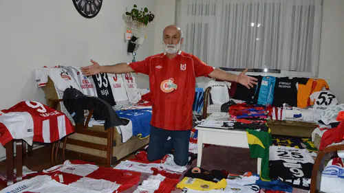 10 Yılda 300 Forma Topladı