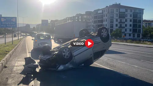 Otomobil Refüje Çıkarak Takla Attı