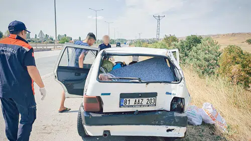 Hafif Ticari Araç ile Otomobil Çarpıştı