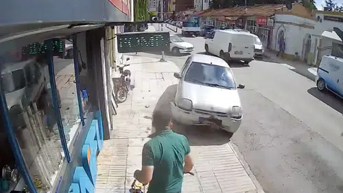 Otomobilin Altında Kalmaktan Böyle Kurtuldu