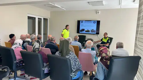 Huzurevinde Güvenli Yaya ve Sürücü Bilinci Anlatıldı