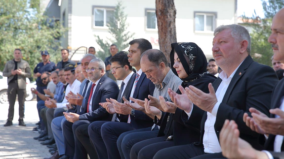 Şehit Öğretmen Kabri Başında Anıldı