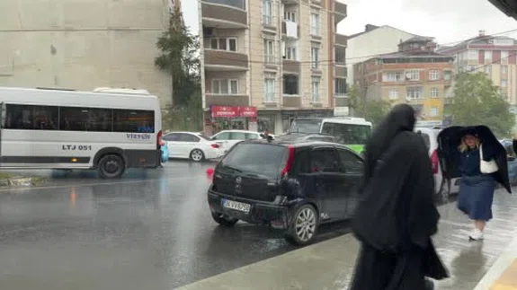 Arnavutköy’de yağış ve rüzgar etkili oluyor