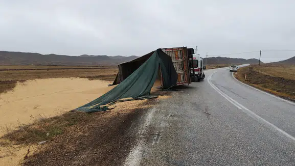 Buğday Yüklü Tır Devrildi