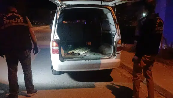 Araçla Polis Memuruna Çarpıp Kaçtı