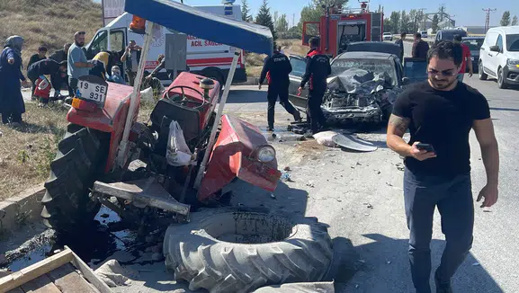 Traktör ile Otomobil Çarpıştı: 7 Yaralı