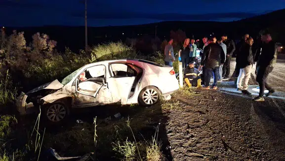 Otomobiller Çarpıştı, 7 Kişi Araçta Sıkıştı