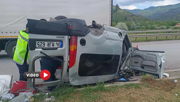 Otomobil Refüje Çarparak Devrildi