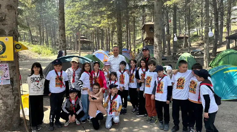 Tahtasız,  İzci Kampındaki Gençlerle Bir Araya Geldi