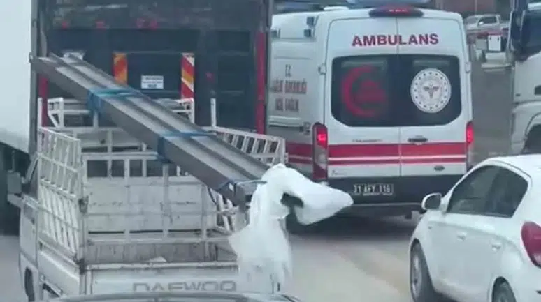 Trafikte İlerlemekte Zahmet Çeken Ambulansın Güç Anları