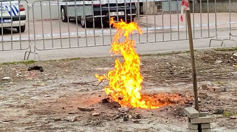 Yer Etüdü Sırasında Alevlenen Metan Gazı Hala Yanıyor