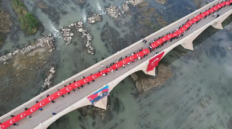 102 Metrelik Dev Bayrakla Yürüyüş