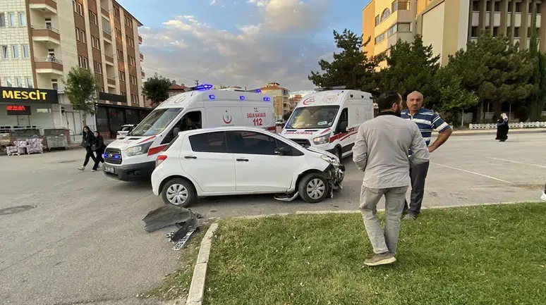 Otomobiller Çarpıştı: 2 Yaralı