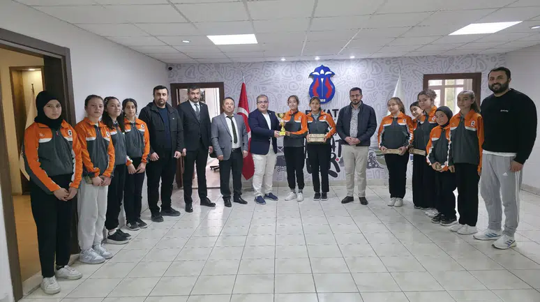 Hentbol Şampiyonalarından Ünlü’ye Ziyaret