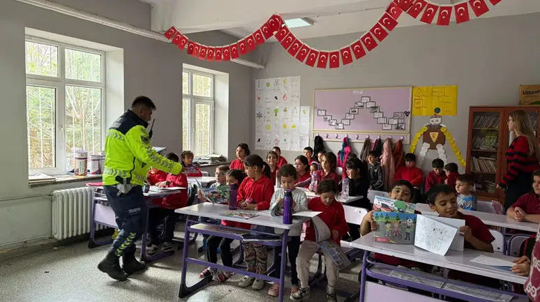 Öğrencilere Trafik Dedektifleri Eğitimi