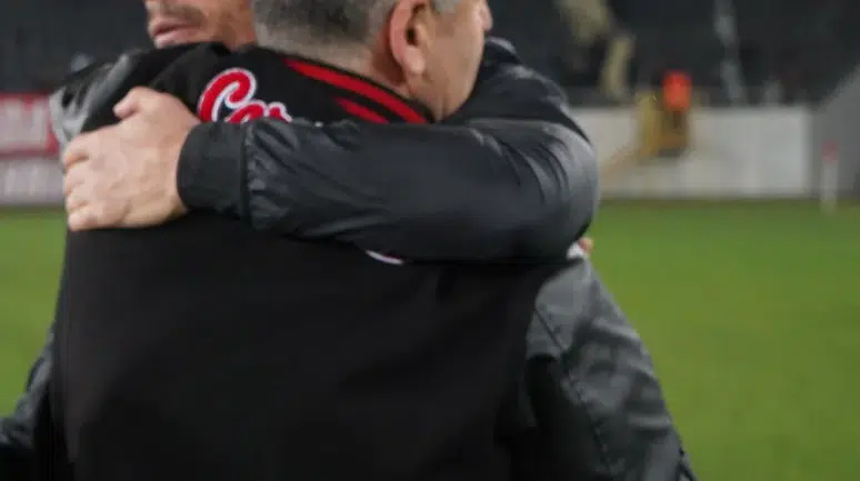 Eroğlu Sahaya Girip Tek Tek Kutladı