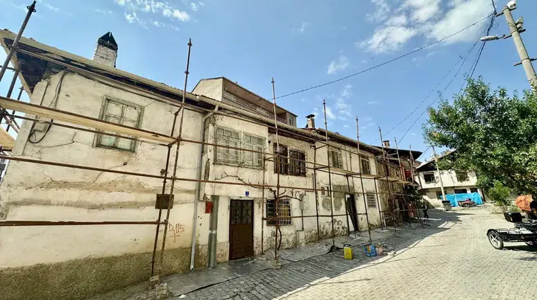 Tarihi Sokakların Cephesi İyileştiriliyor
