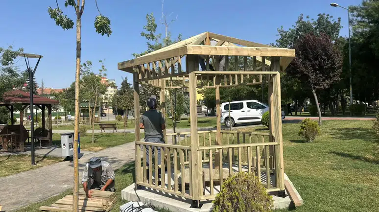 Sungurlu'daki Park ve Sokaklara Yeni Kamelyalar Kuruluyor
