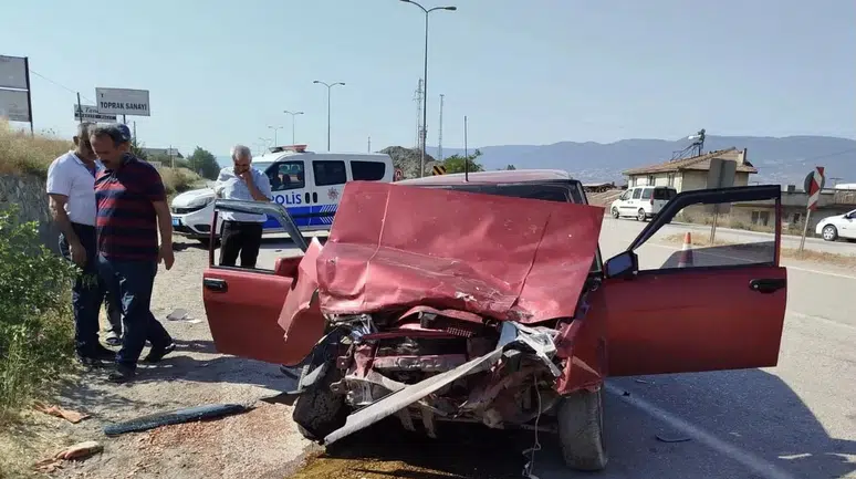 Sinop’ta iki otomobilin çarpıştığı kazada 3 kişi yaralandı