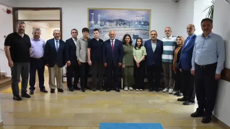 Trabzon'da dereceye giren LGS öğrencileri altınla ödüllendirildi