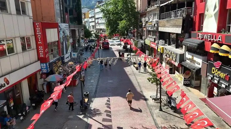 Karabük'te caddeler ve binalar Türk bayraklarıyla donatıldı