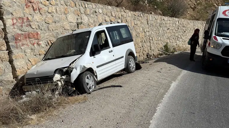 Hafif Ticari Araç Duvara Çarptı