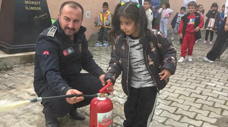Minik Öğrencilere Uygulamalı Yangın Tatbikatı