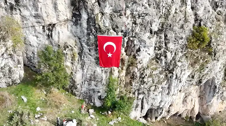 Dev Türk Bayrağını Dağda Böyle Dalgalandırdılar