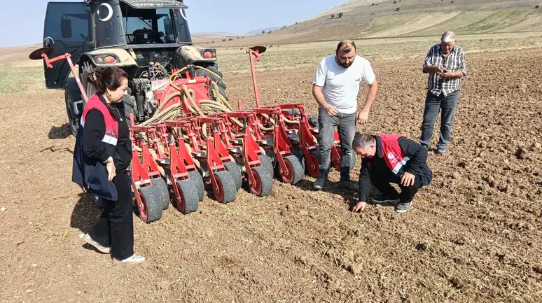 Kanola Tohumları Toprakla Buluştu