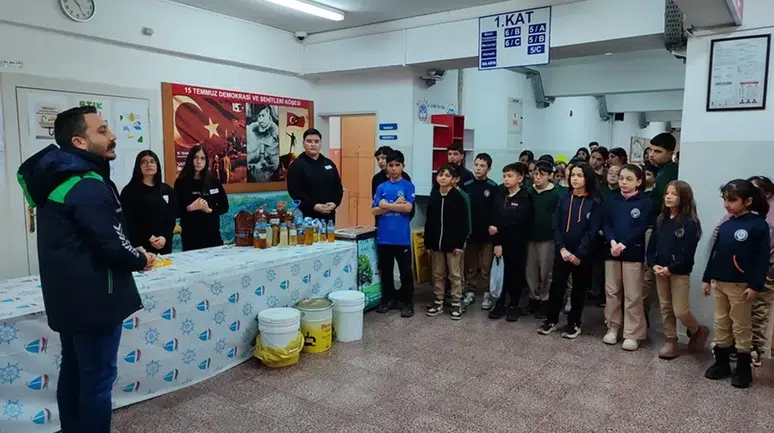 Gençler Atık Toplayarak Çevreyi Koruyor