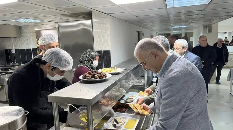 Gençlerle İftar Yaptılar