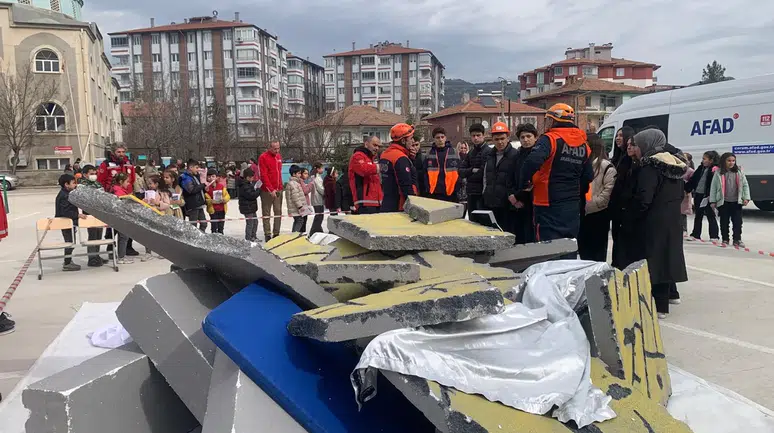 Arama-Kurtarma Ekipleri Anlattı, Çocuklar Dinledi