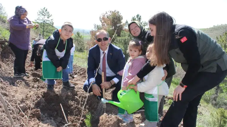 Minik Eller Toprağa Can Verdi