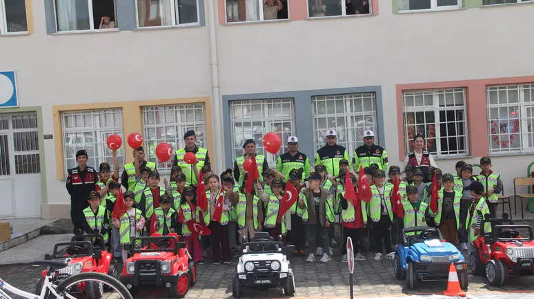 Öğrencilere Uygulamalı Trafik Eğitimi Verildi