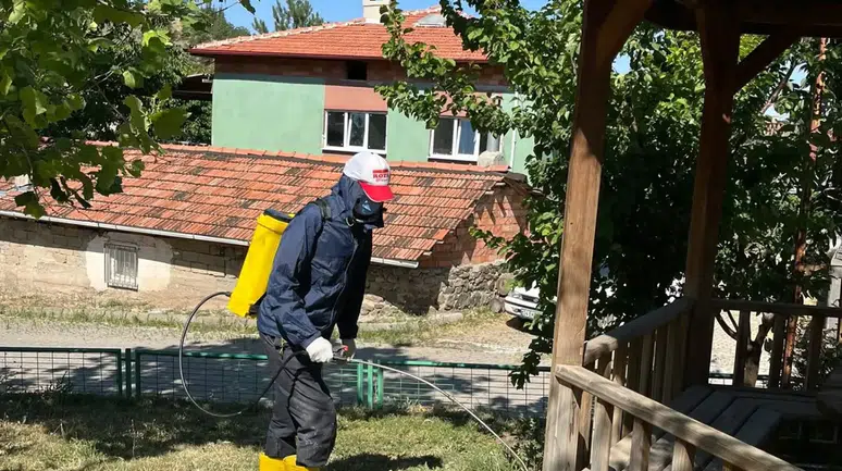 Uğurludağ'da Park ve Bahçelerde İlaçlama Mesaisi