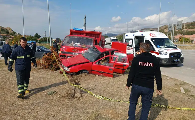Otomobille Kamyonet Çarpıştı: 1 Ölü