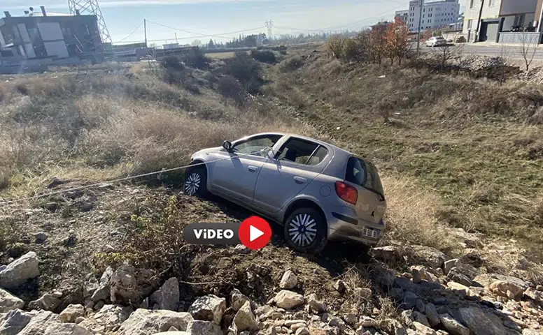 Otomobil Taşlık Alanda Asılı Kaldı