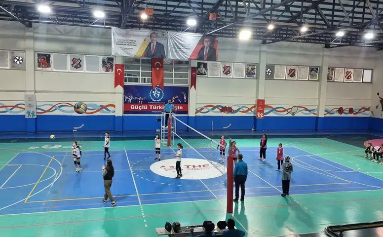 Okul Sporları Küçük Kızlar Voleybol Müsabakaları Devam Ediyor