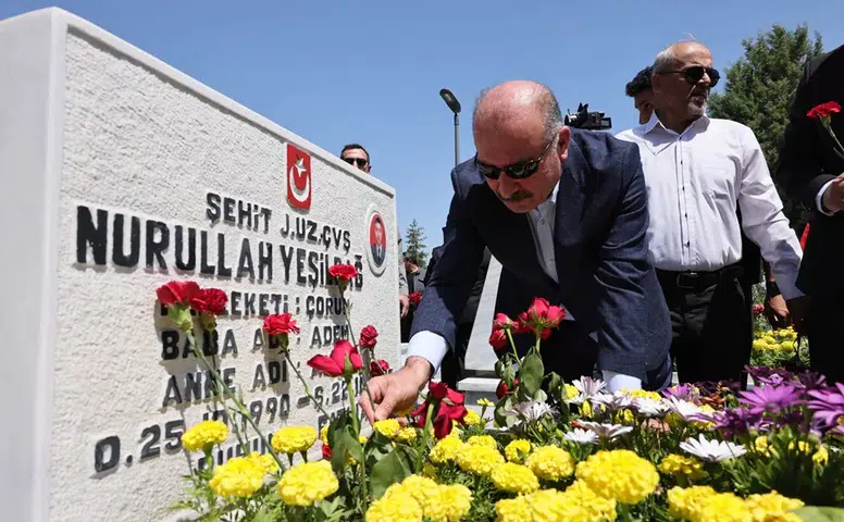 Şehitliğe Duygusal Ziyaret