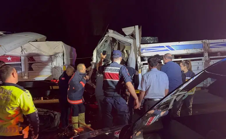 Kamyon TIR’a Çarptı, Sürücü Araçta Sıkıştı