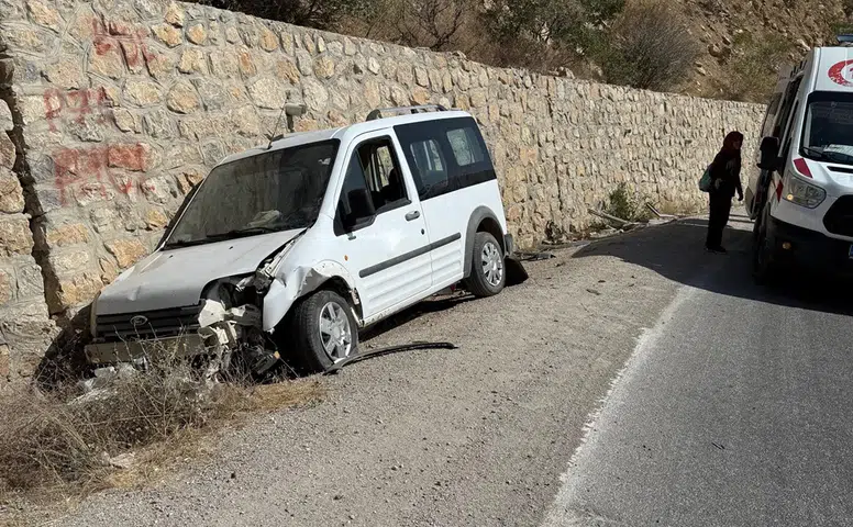 Hafif Ticari Araç Duvara Çarptı