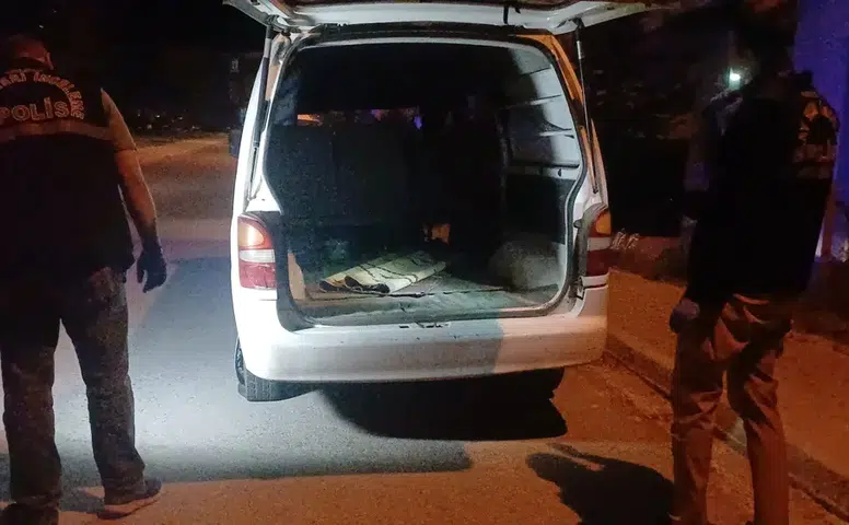 Araçla Polis Memuruna Çarpıp Kaçtı