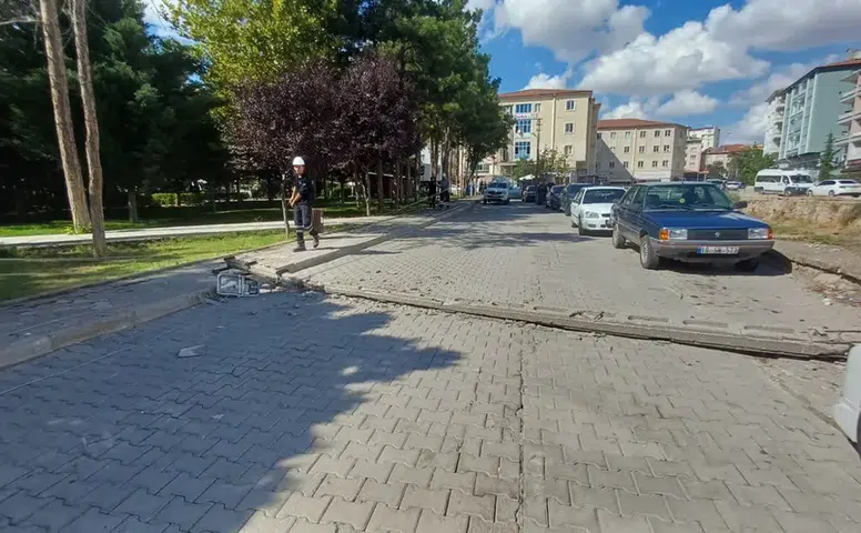 Sungurlu'da Elektrik Direkleri Devrildi