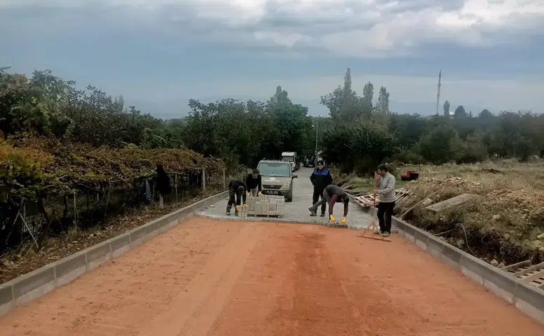Fatih Mahallesi'nin Yolları Kilit Taşıyla Yenileniyor
